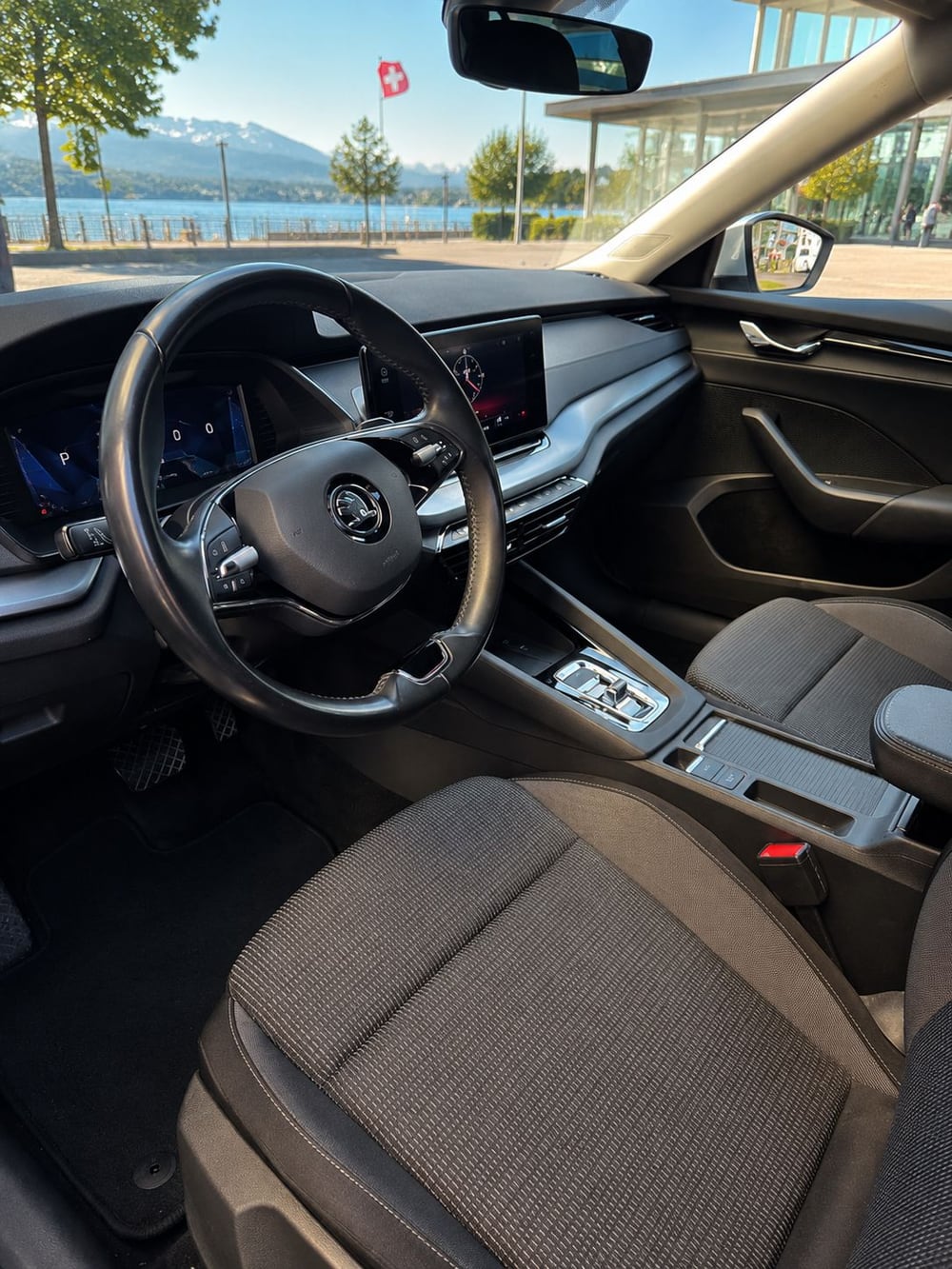 Intérieur propre et confortable du véhicule de chauffeur privé